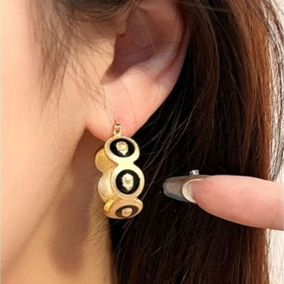 Designer Inspired Cuff Earrings - Picture 5 of 5